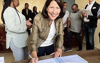 Kooperation mit Ruanda: Wirtschaftsministerin Schmitt unterzeichnet den Letter of Intent 