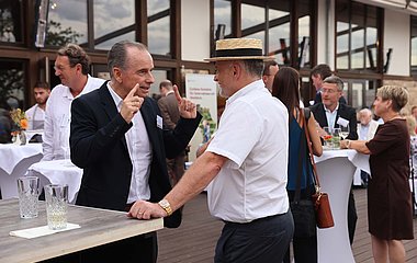 Das Netzwerkevent: Angeregter Gedankenaustausch auf der Sommerterrasse mitten in den Weinbergen.